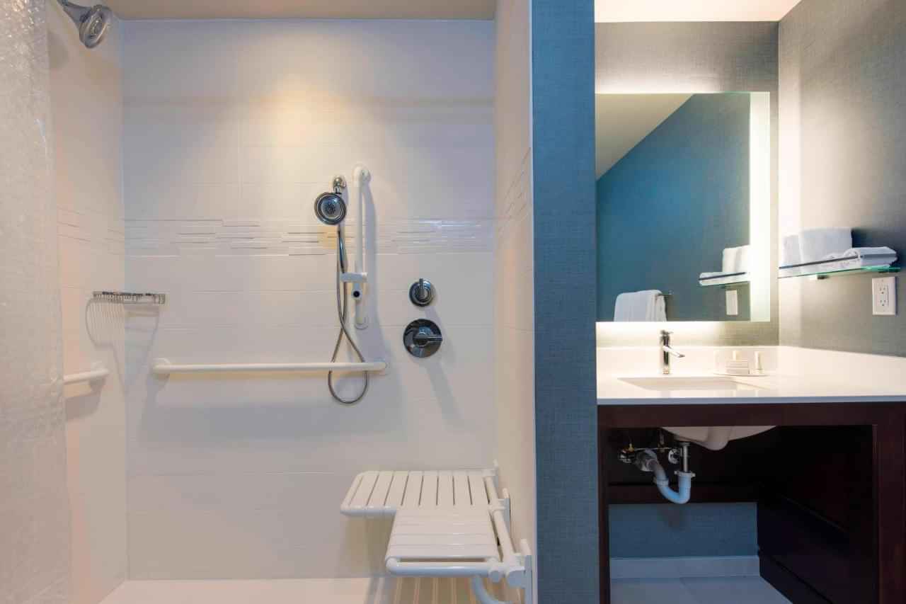 Kitchen?w=400&h=260&fit=crop&q=40&auto=format&trim=auto