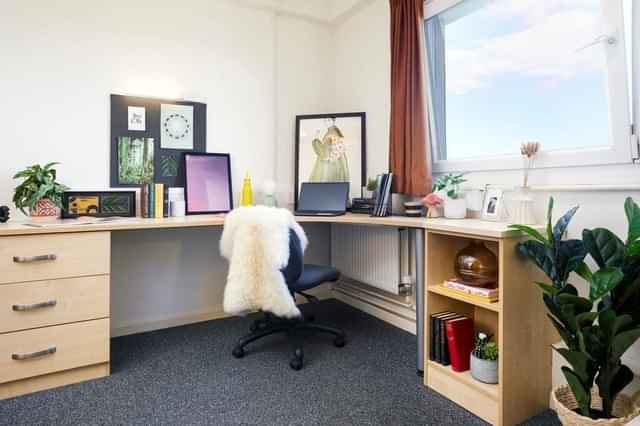 Common Area?w=400&h=260&fit=crop&q=40&auto=format&trim=auto