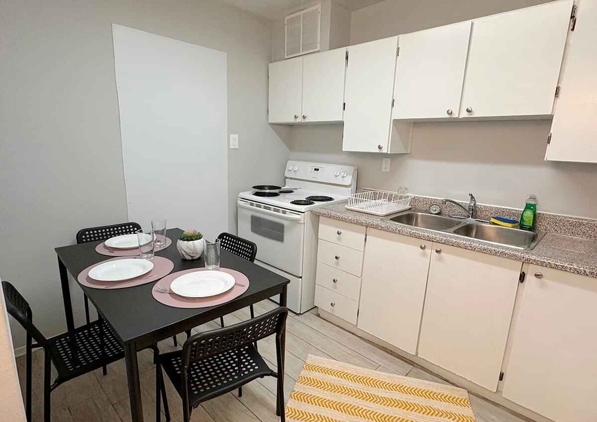 Redpath Ave & Roehampton Ave, Toronto - Toronto, Ontario, Canada - Kitchen