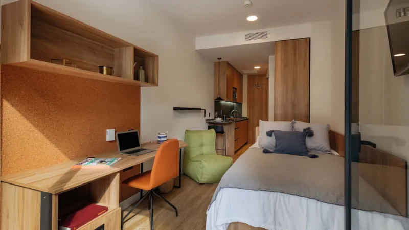 Exterior?w=400&h=260&fit=crop&q=40&auto=format&trim=auto