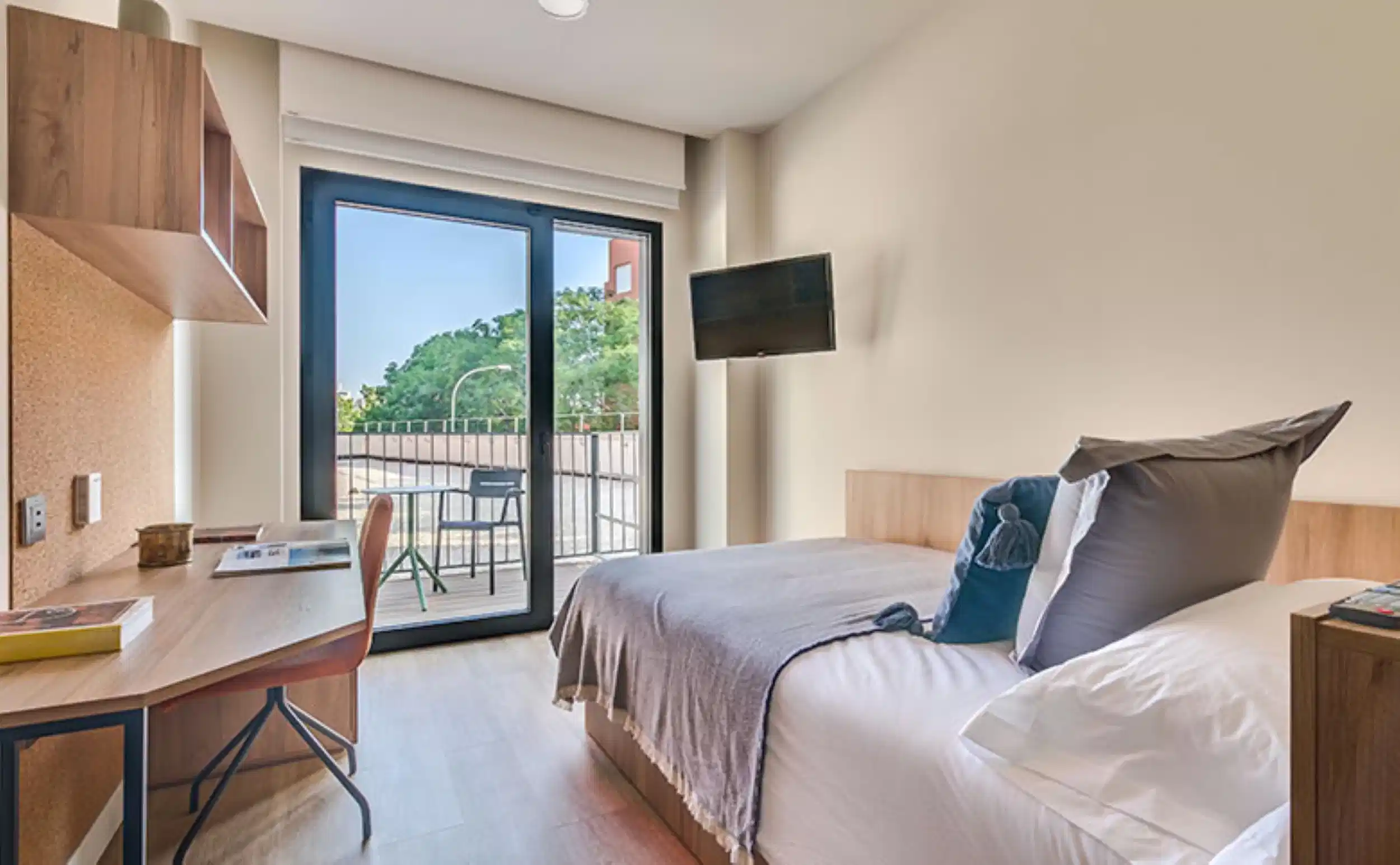 Exterior?w=400&h=260&fit=crop&q=40&auto=format&trim=auto