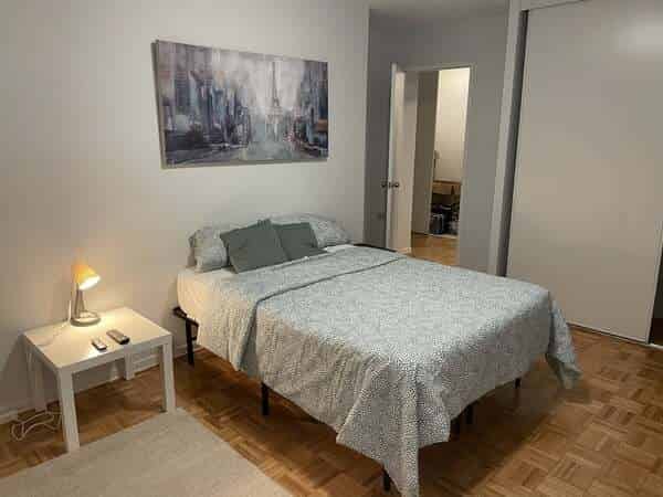 Bedroom?w=400&h=260&fit=crop&q=40&auto=format&trim=auto