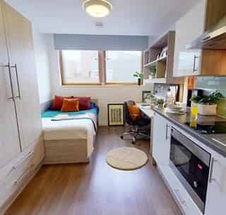 Common Area?w=400&h=260&fit=crop&q=40&auto=format&trim=auto