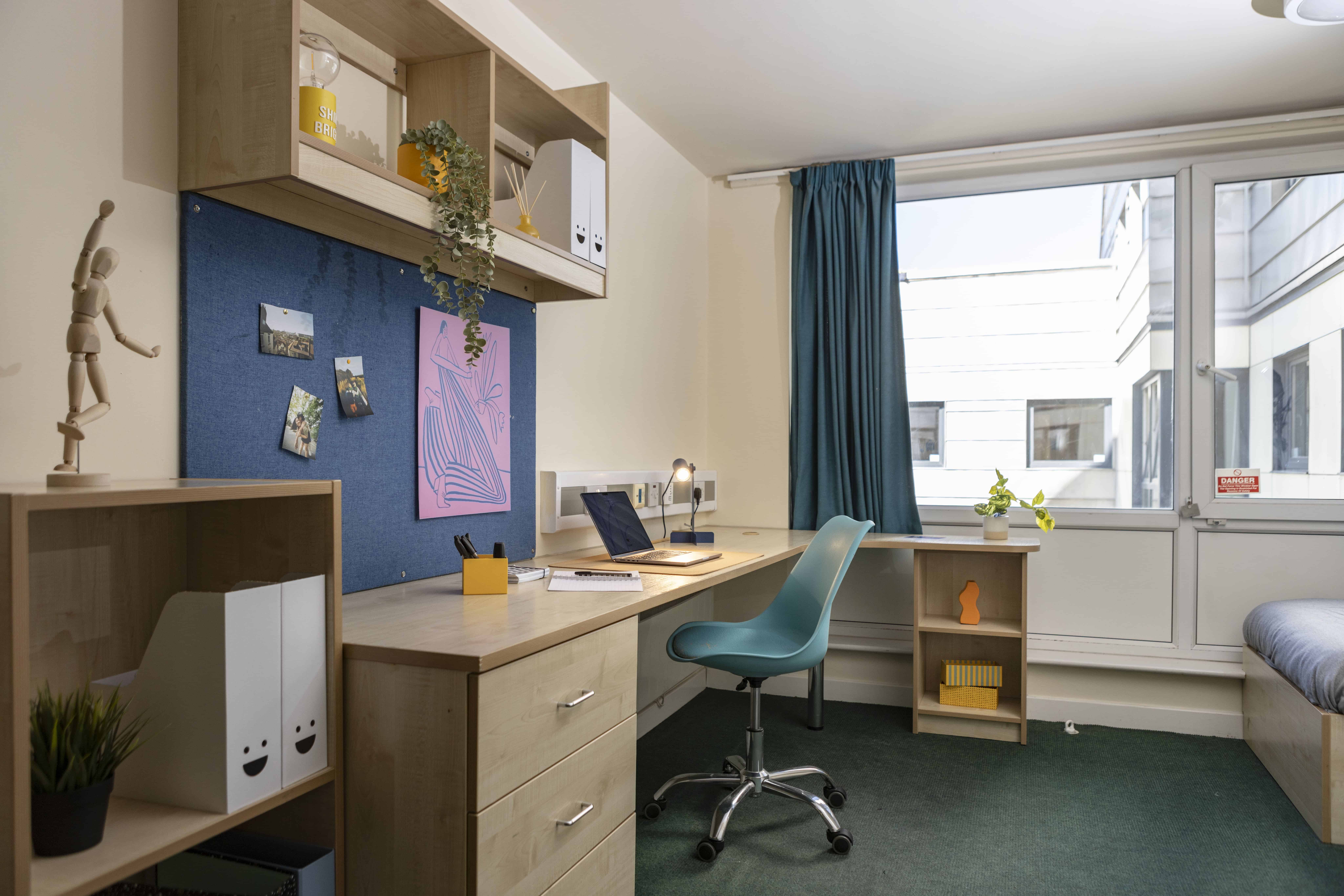 Exterior?w=400&h=260&fit=crop&q=40&auto=format&trim=auto