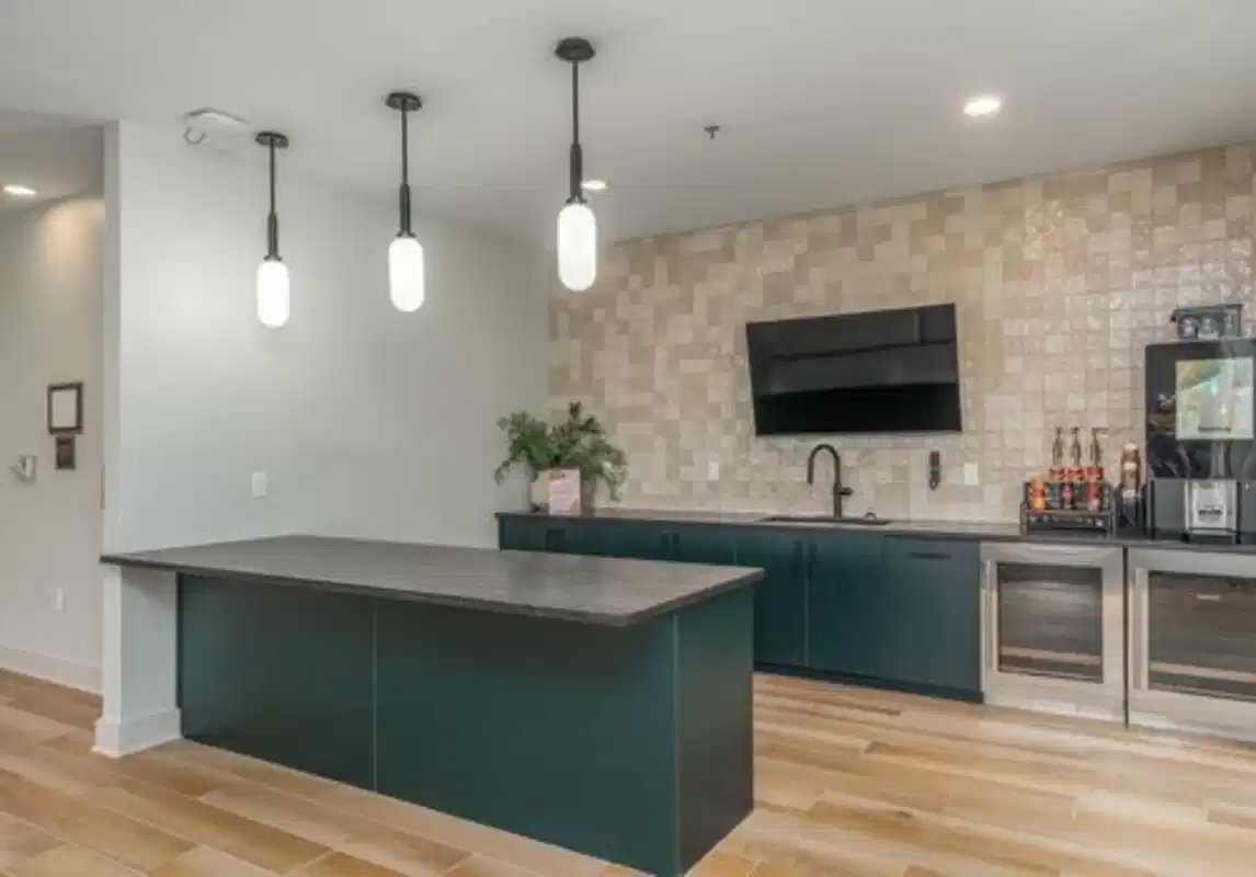 Peer on 7th, Columbus - Columbus, Ohio, United States - Kitchen