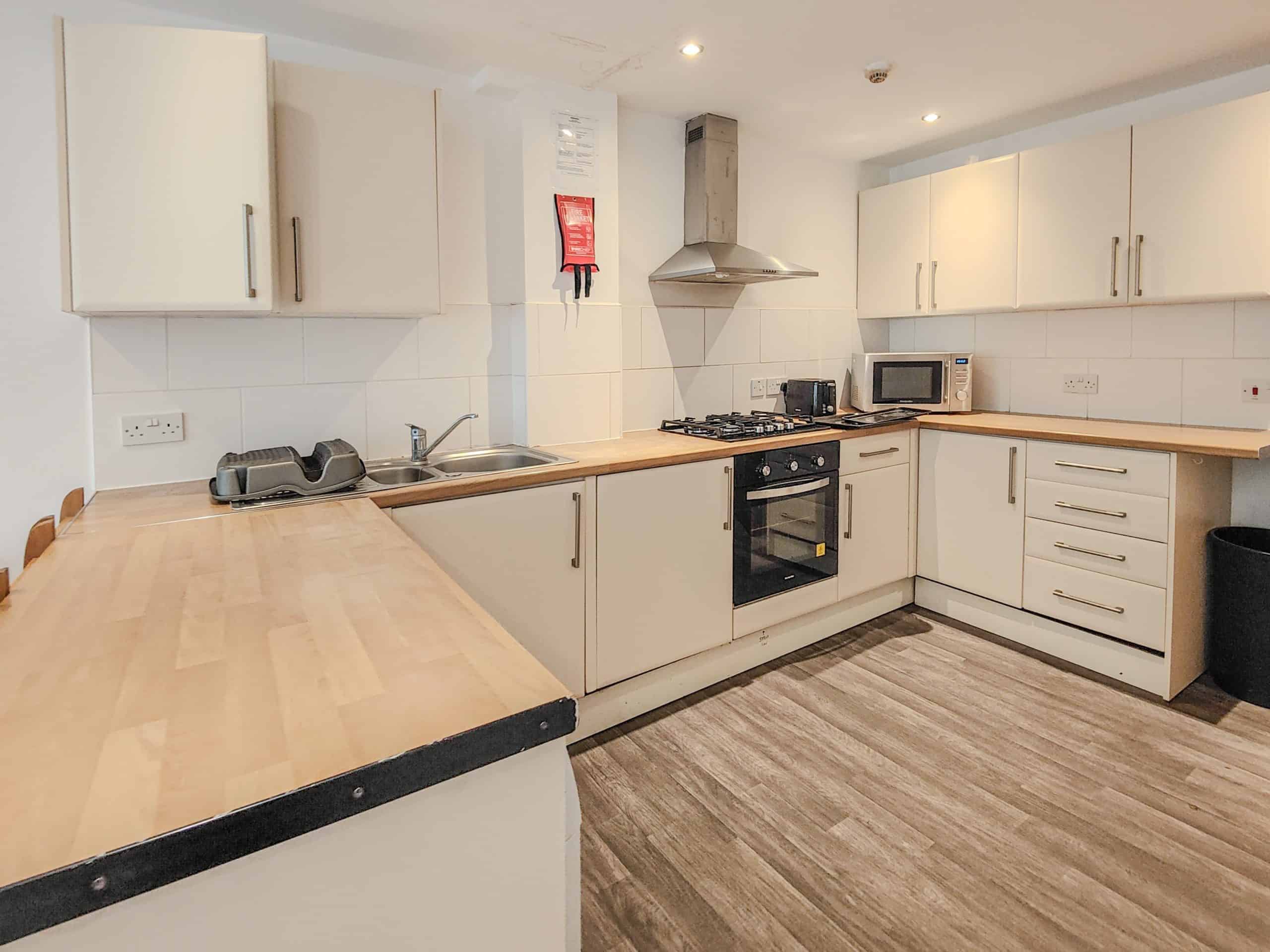 Room in a 6 Bedroom Apartment, 9 Rose Cottage, Hubert Road, B29 6EF - Birmingham, England, United Kingdom - Bedroom 2 - Kitchen