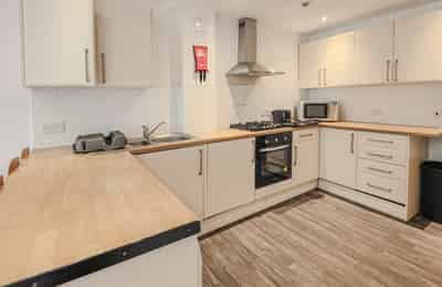 Room in a 6 Bedroom Apartment, 9 Rose Cottage, Hubert Road, B29 6EF - Birmingham, England, United Kingdom - Bedroom 2 - Kitchen