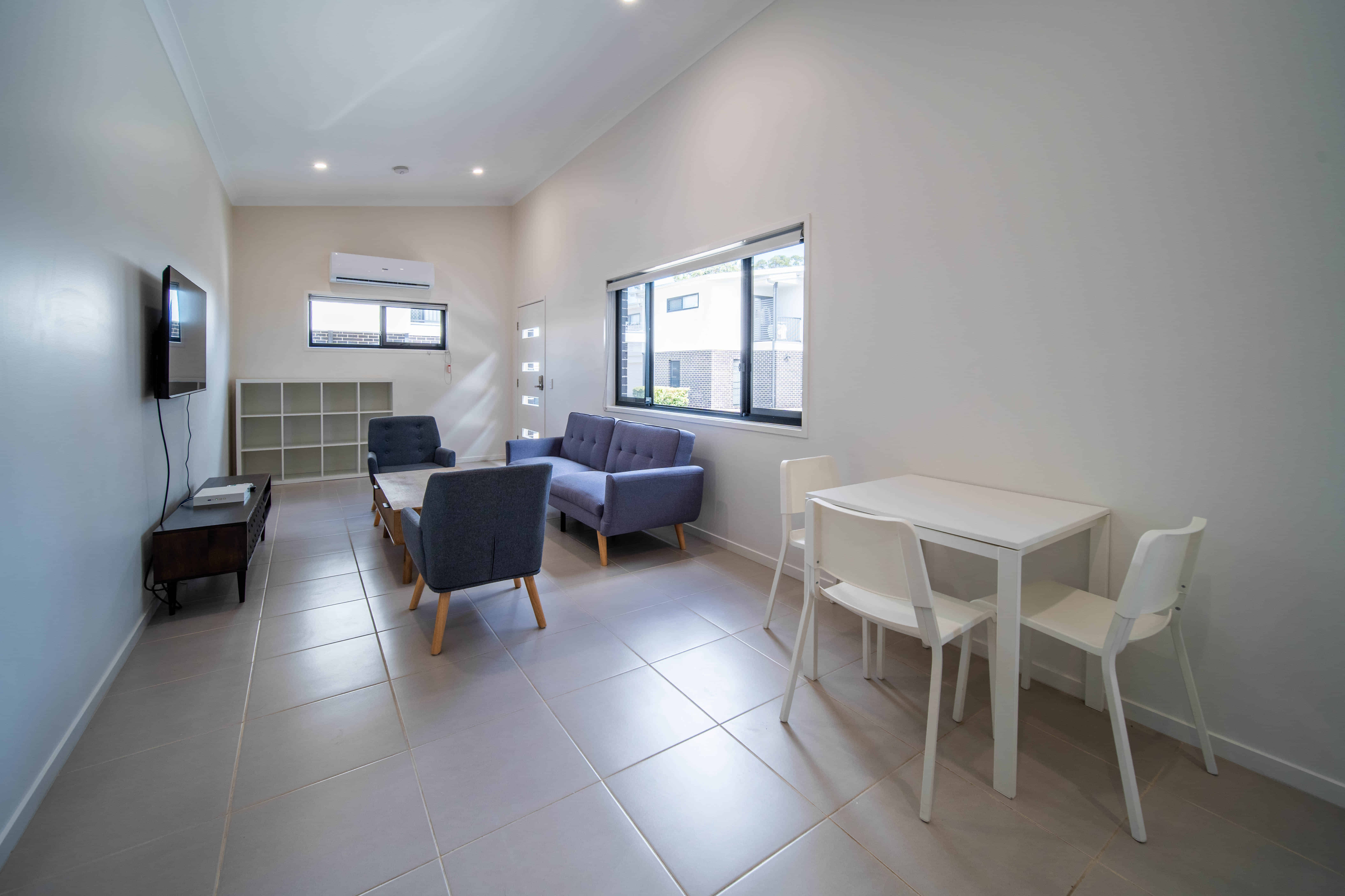 Exterior?w=400&h=260&fit=crop&q=40&auto=format&trim=auto