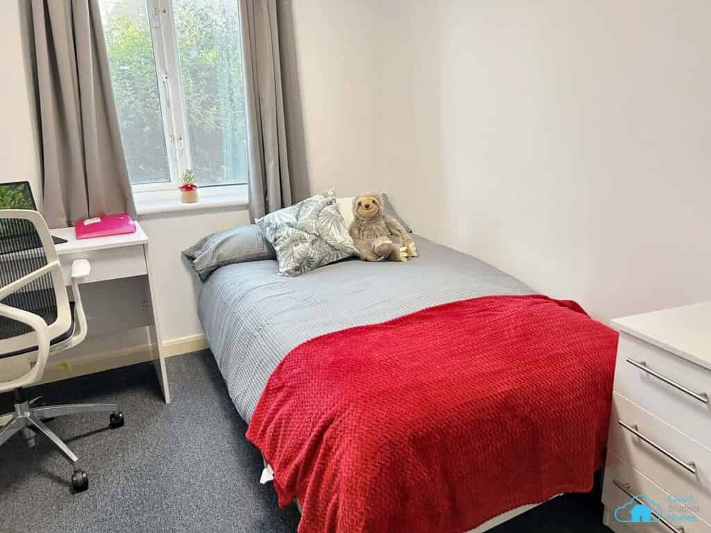 Exterior?w=400&h=260&fit=crop&q=40&auto=format&trim=auto