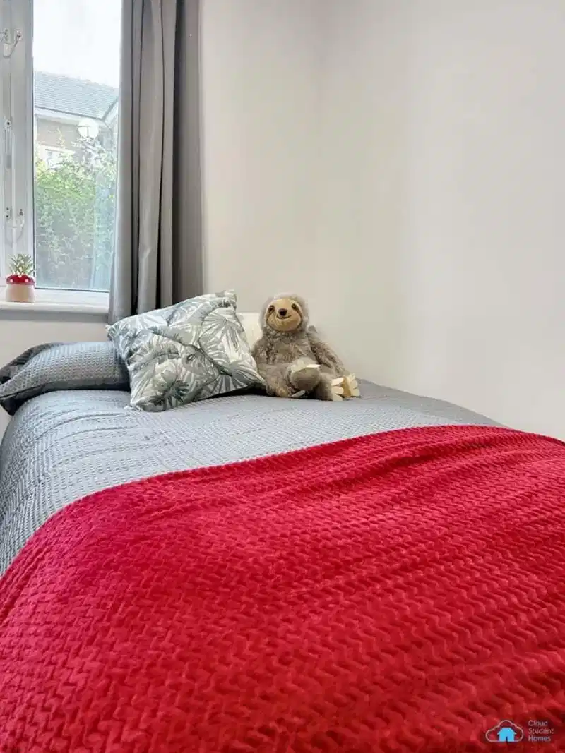 Exterior?w=400&h=260&fit=crop&q=40&auto=format&trim=auto