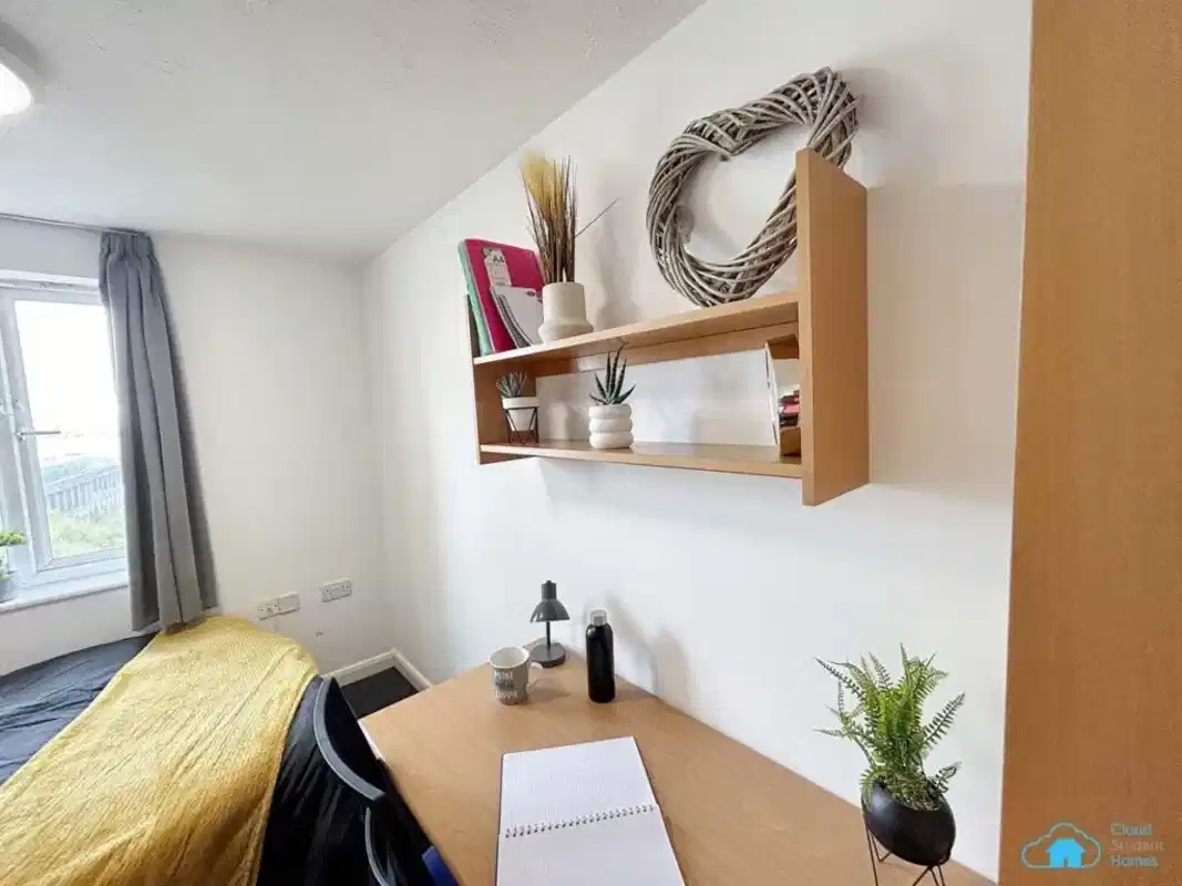 Exterior?w=400&h=260&fit=crop&q=40&auto=format&trim=auto