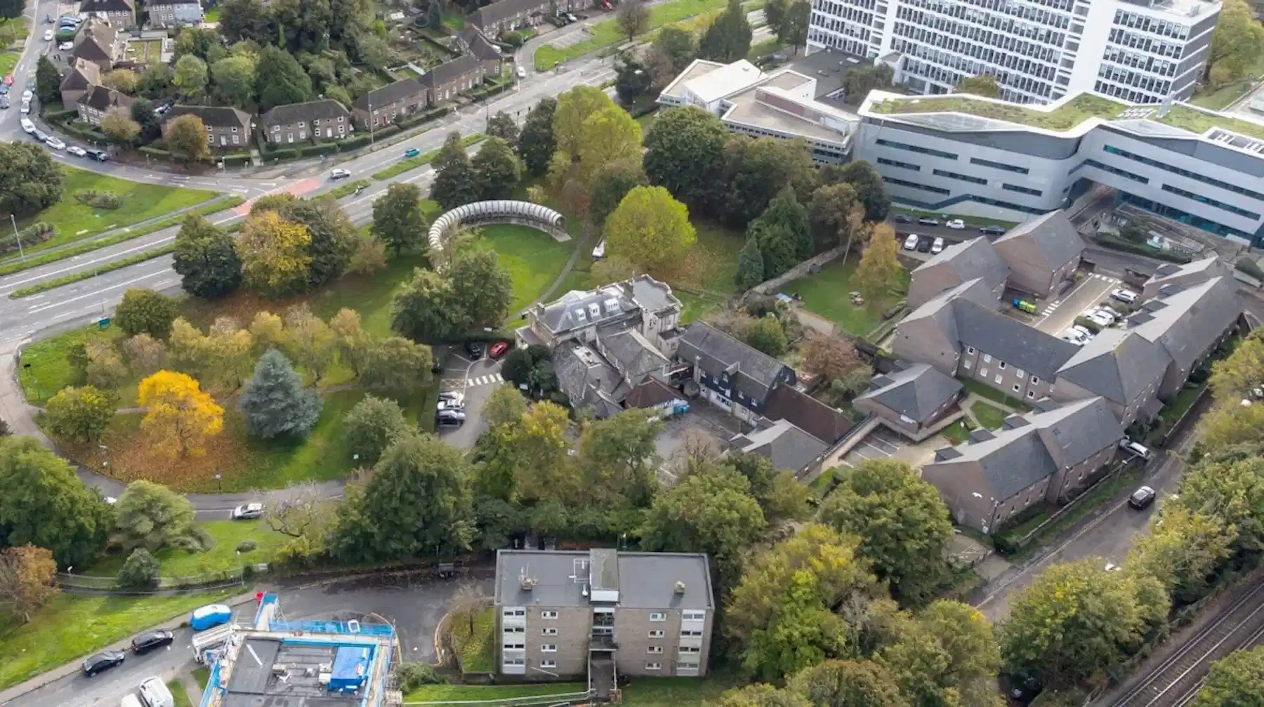 Exterior?w=400&h=260&fit=crop&q=40&auto=format&trim=auto