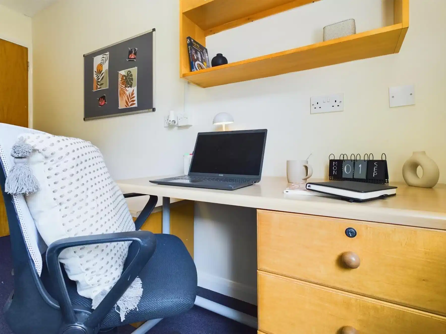 Exterior?w=400&h=260&fit=crop&q=40&auto=format&trim=auto