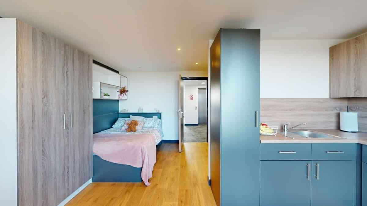 Common Area?w=400&h=260&fit=crop&q=40&auto=format&trim=auto