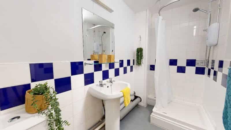 Common Area?w=400&h=260&fit=crop&q=40&auto=format&trim=auto