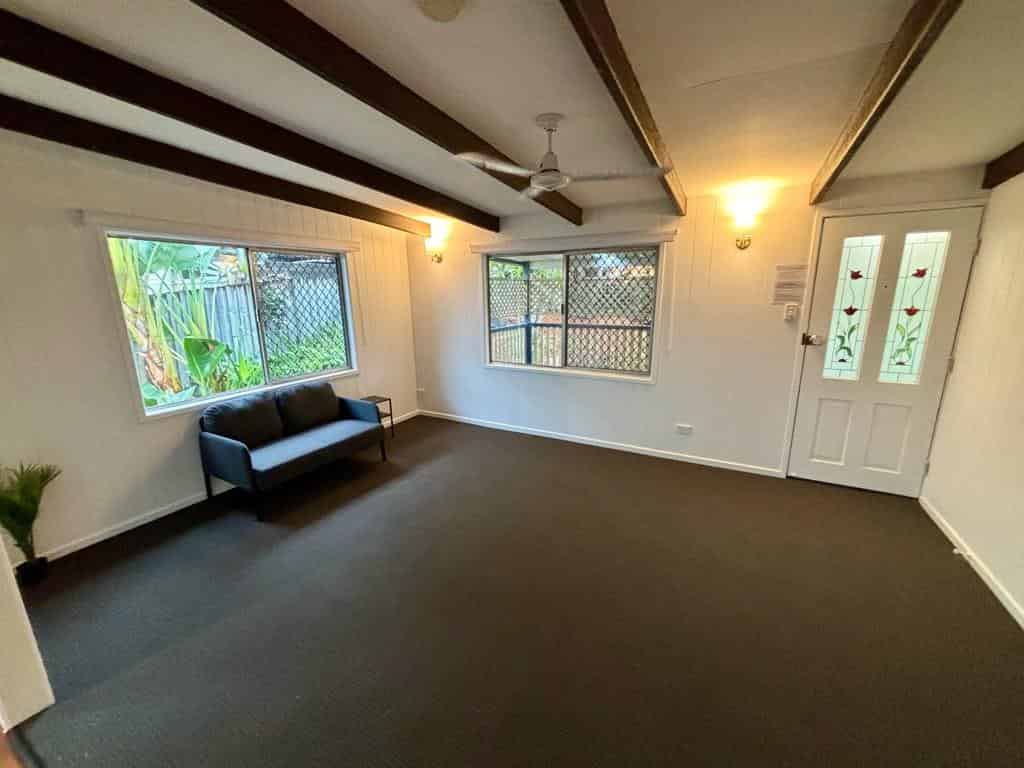 Exterior?w=400&h=260&fit=crop&q=40&auto=format&trim=auto