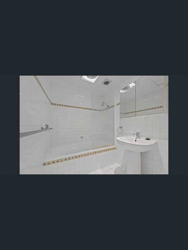 Exterior?w=400&h=260&fit=crop&q=40&auto=format&trim=auto