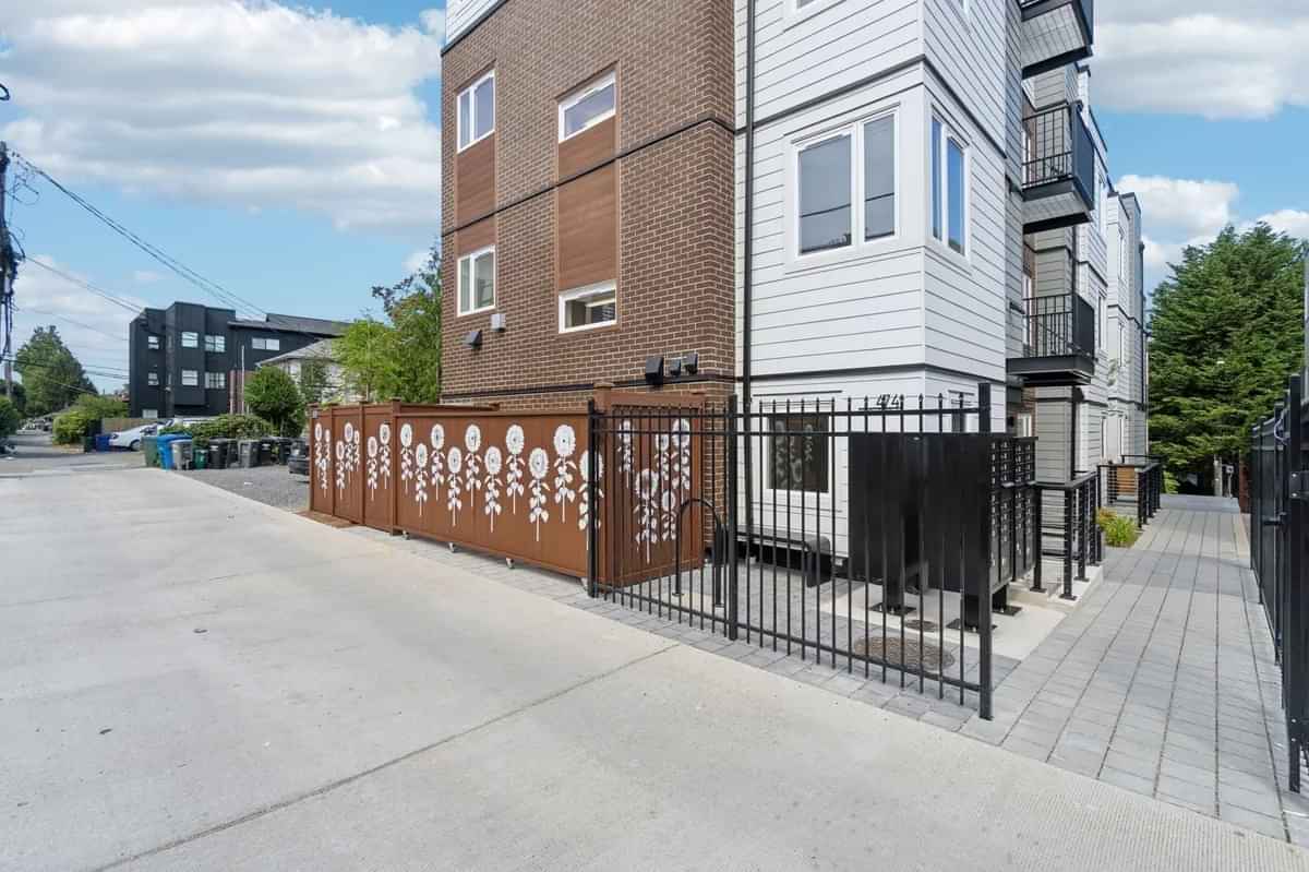 Exterior?w=400&h=260&fit=crop&q=40&auto=format&trim=auto