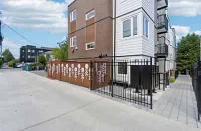 Exterior?w=400&h=260&fit=crop&q=40&auto=format&trim=auto