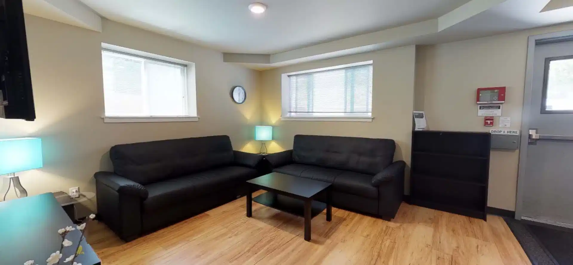 Exterior?w=400&h=260&fit=crop&q=40&auto=format&trim=auto