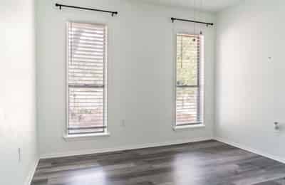 Amenities?w=400&h=260&fit=crop&q=40&auto=format&trim=auto