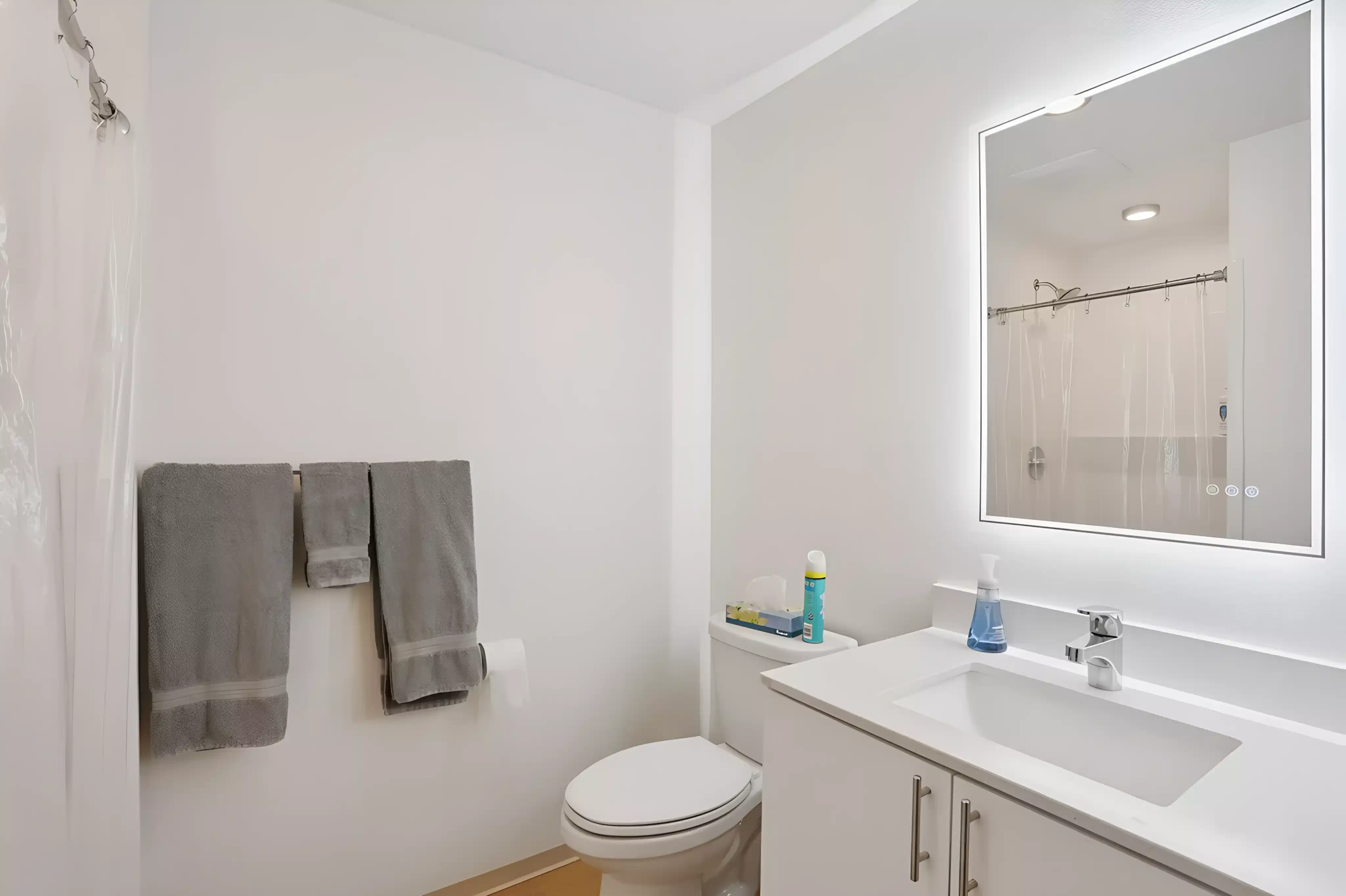 Bathroom?w=400&h=260&fit=crop&q=40&auto=format&trim=auto