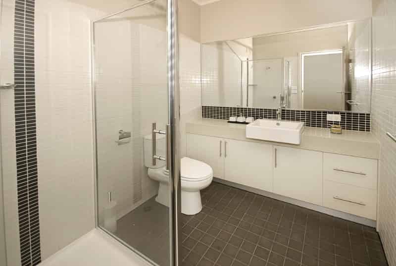 Exterior?w=400&h=260&fit=crop&q=40&auto=format&trim=auto