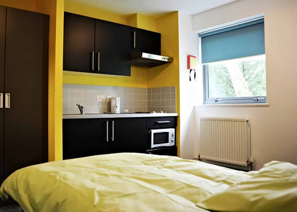 Kitchen?w=400&h=260&fit=crop&q=40&auto=format&trim=auto