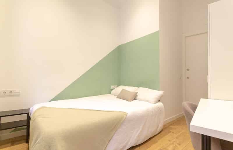 R0124 - Bedroom?w=400&h=260&fit=crop&q=40&auto=format&trim=auto