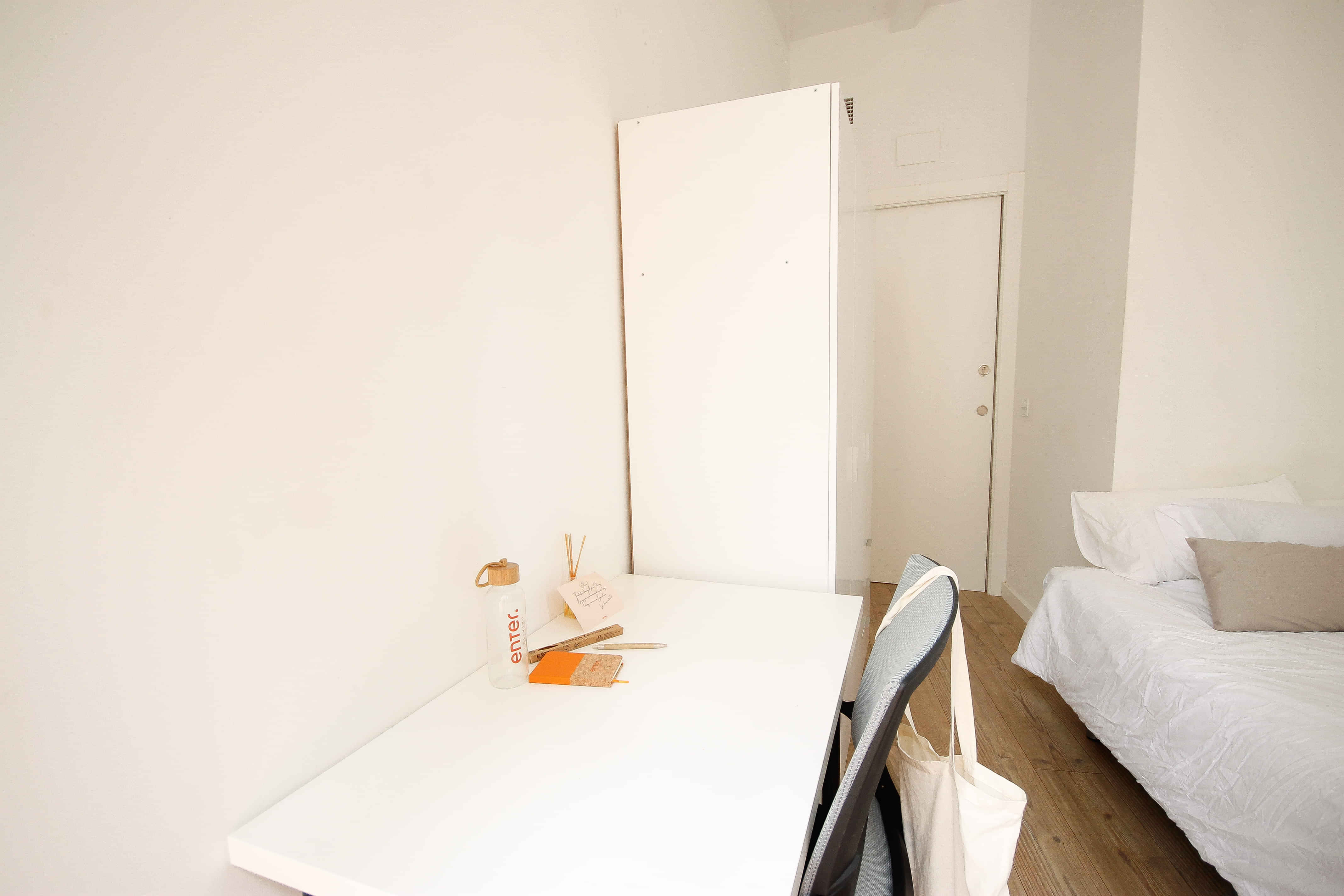 R0126 - Bedroom?w=400&h=260&fit=crop&q=40&auto=format&trim=auto