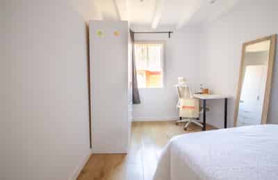 R0141 - Bedroom?w=400&h=260&fit=crop&q=40&auto=format&trim=auto