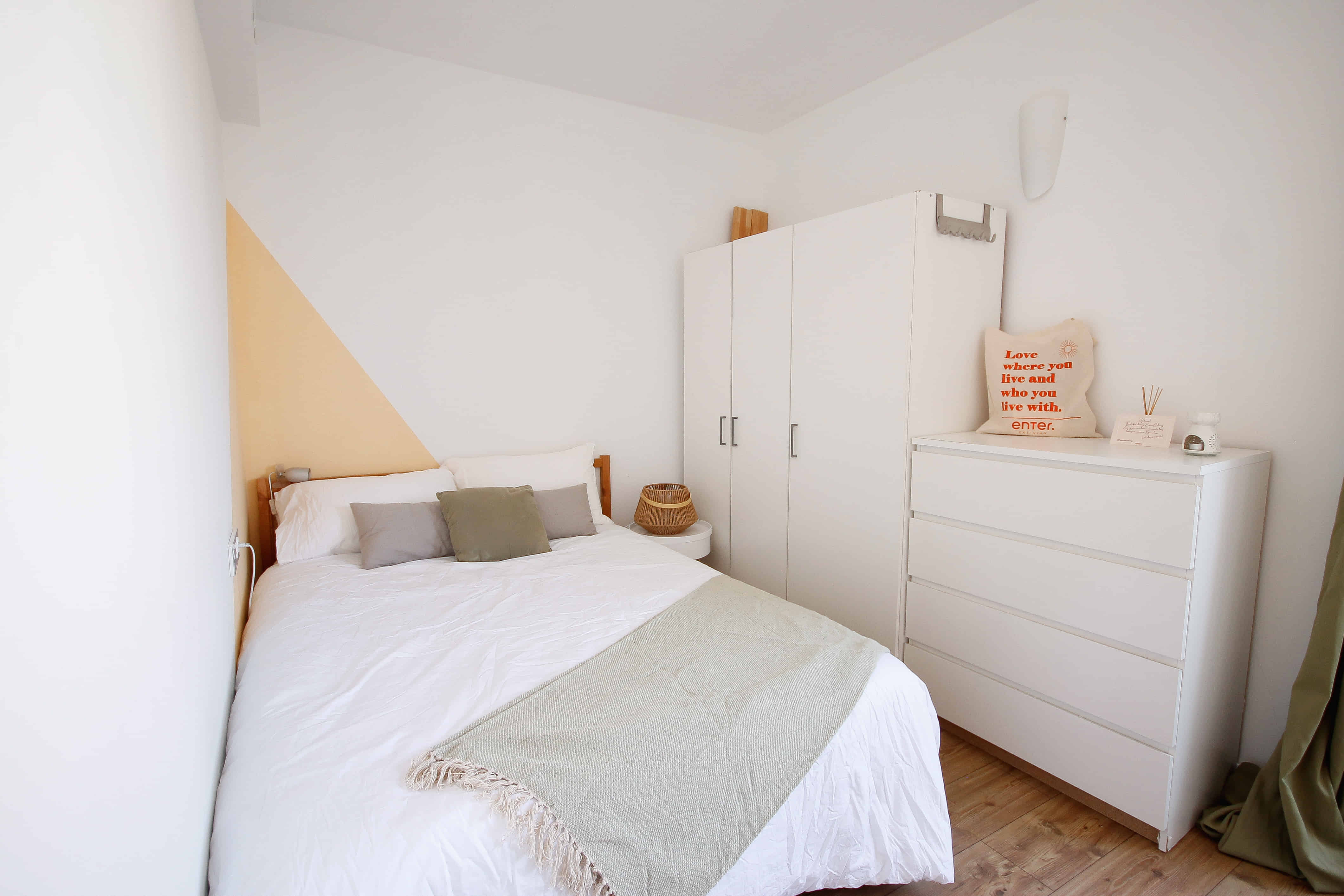 Common Area?w=400&h=260&fit=crop&q=40&auto=format&trim=auto