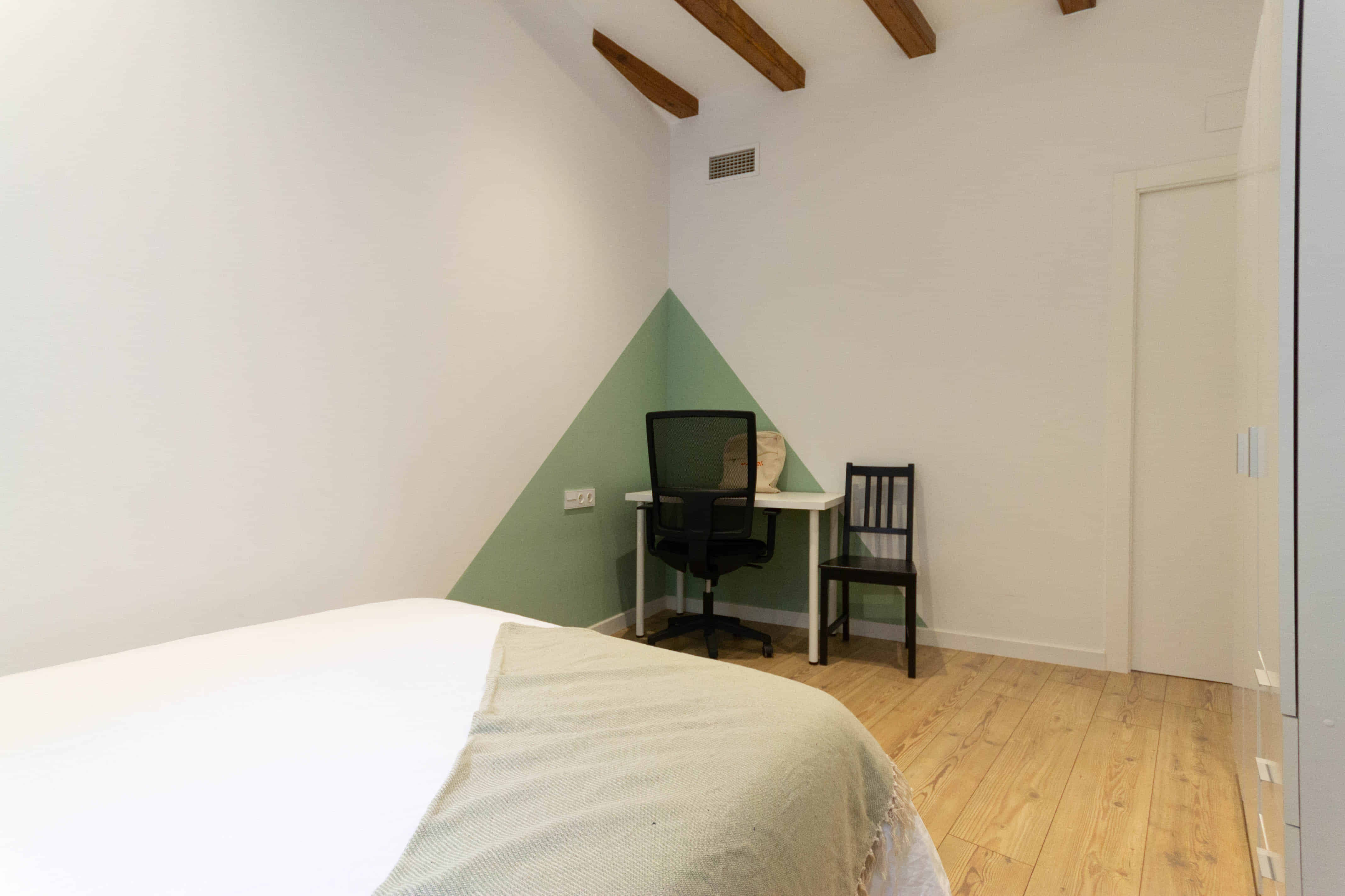 R0131 - Bedroom?w=400&h=260&fit=crop&q=40&auto=format&trim=auto