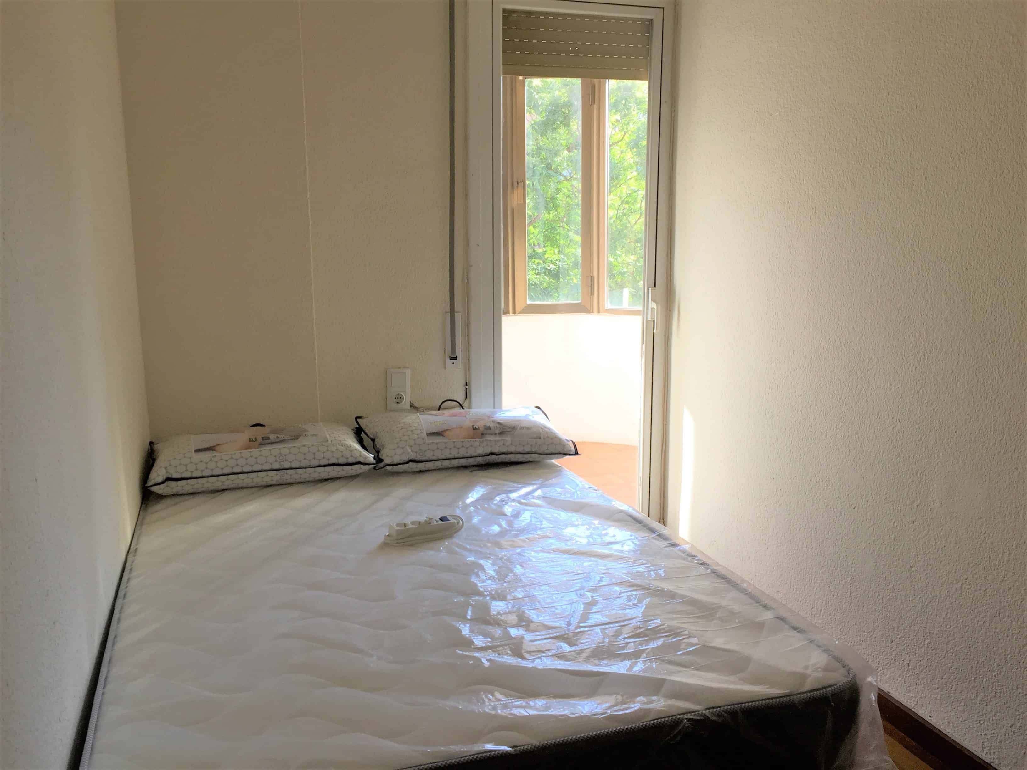 Bathroom?w=400&h=260&fit=crop&q=40&auto=format&trim=auto