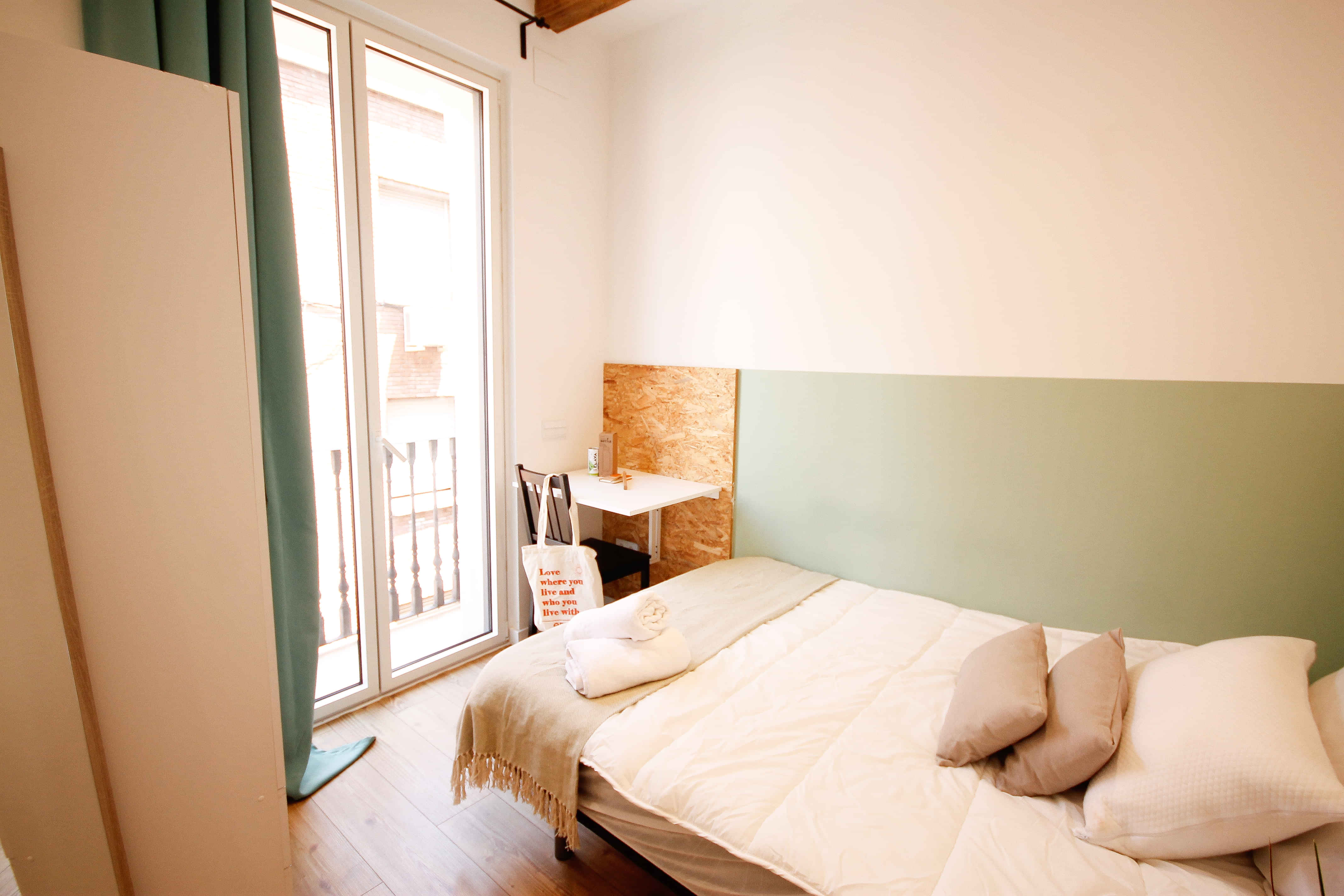 R0133 - Bedroom?w=400&h=260&fit=crop&q=40&auto=format&trim=auto