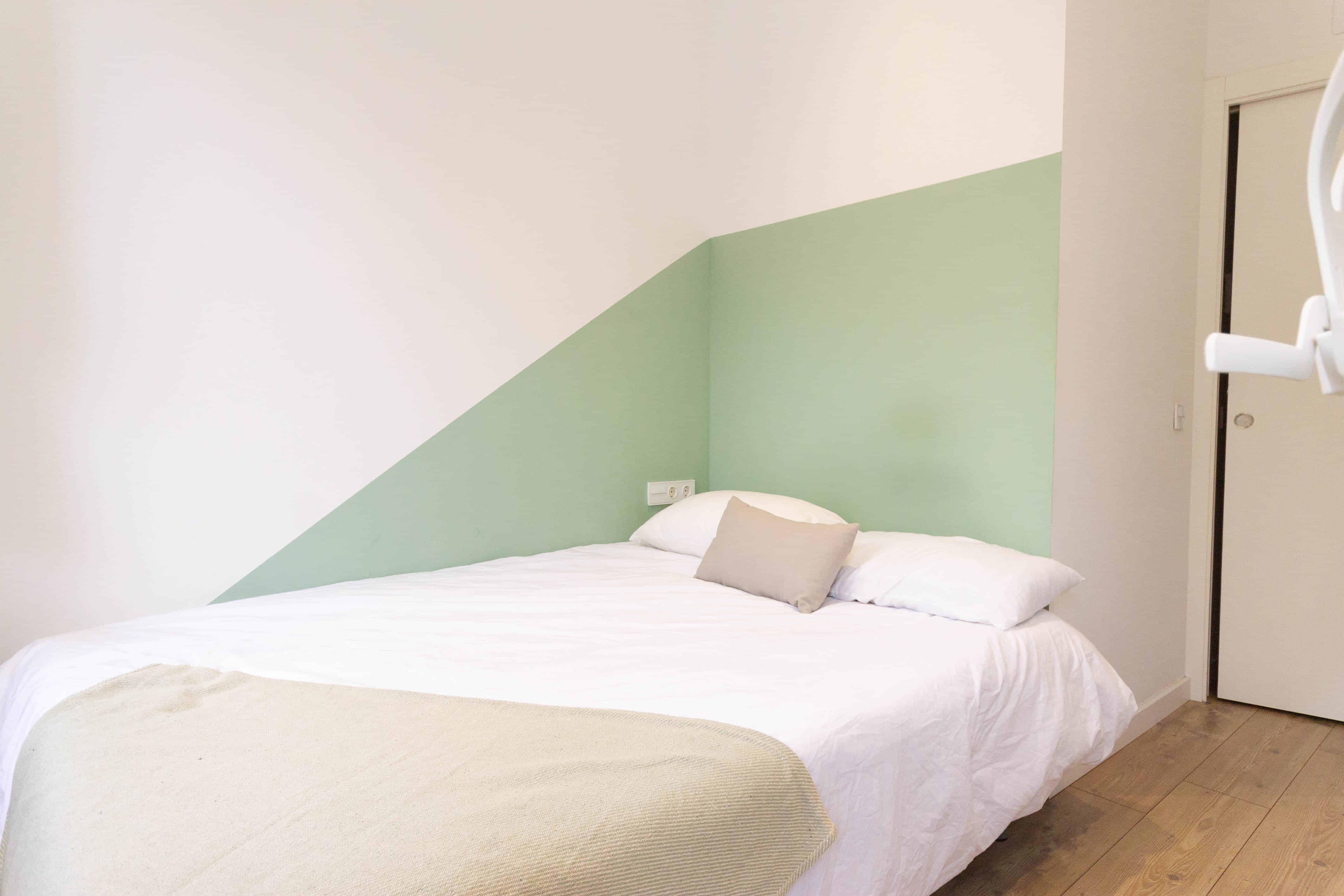 R0137 - Bedroom?w=400&h=260&fit=crop&q=40&auto=format&trim=auto