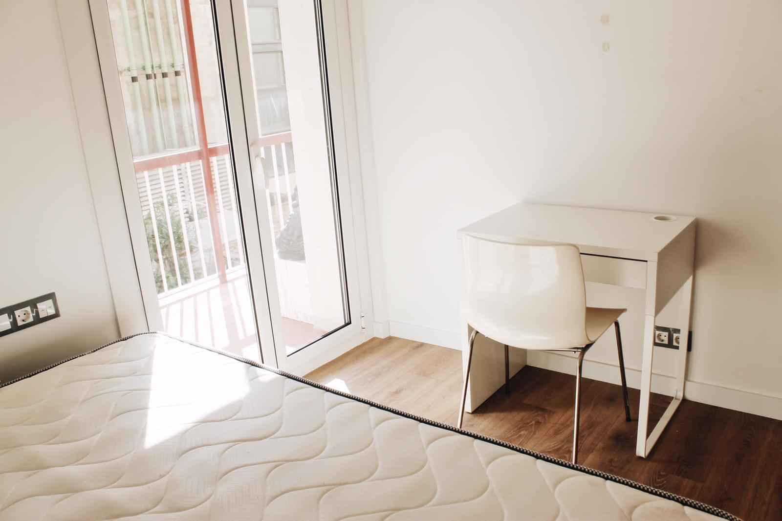 Bathroom?w=400&h=260&fit=crop&q=40&auto=format&trim=auto