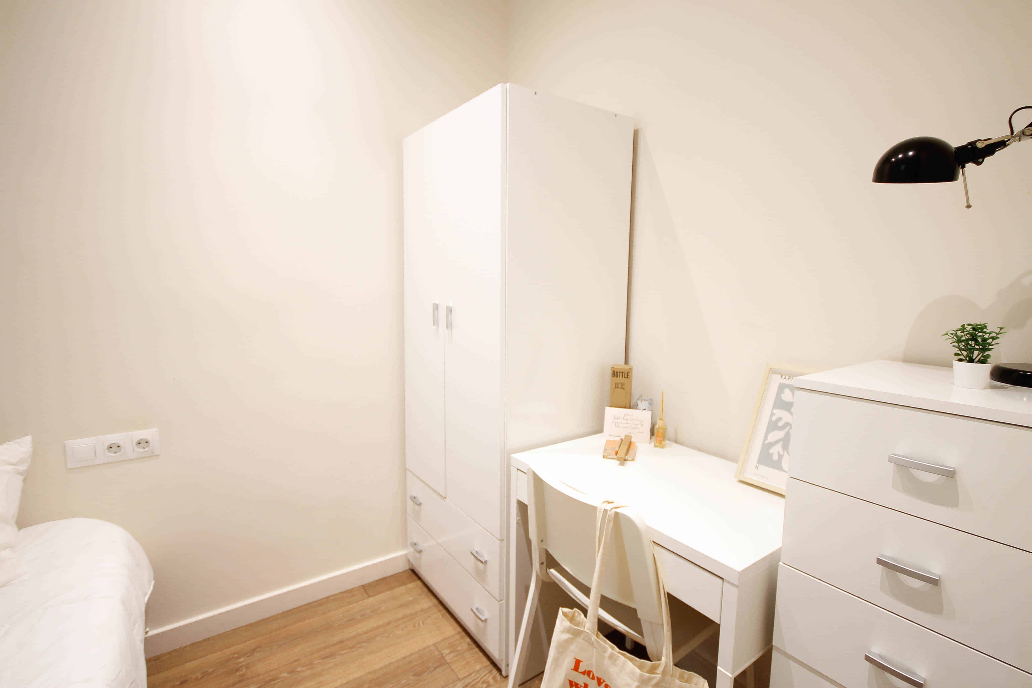 Bathroom?w=400&h=260&fit=crop&q=40&auto=format&trim=auto