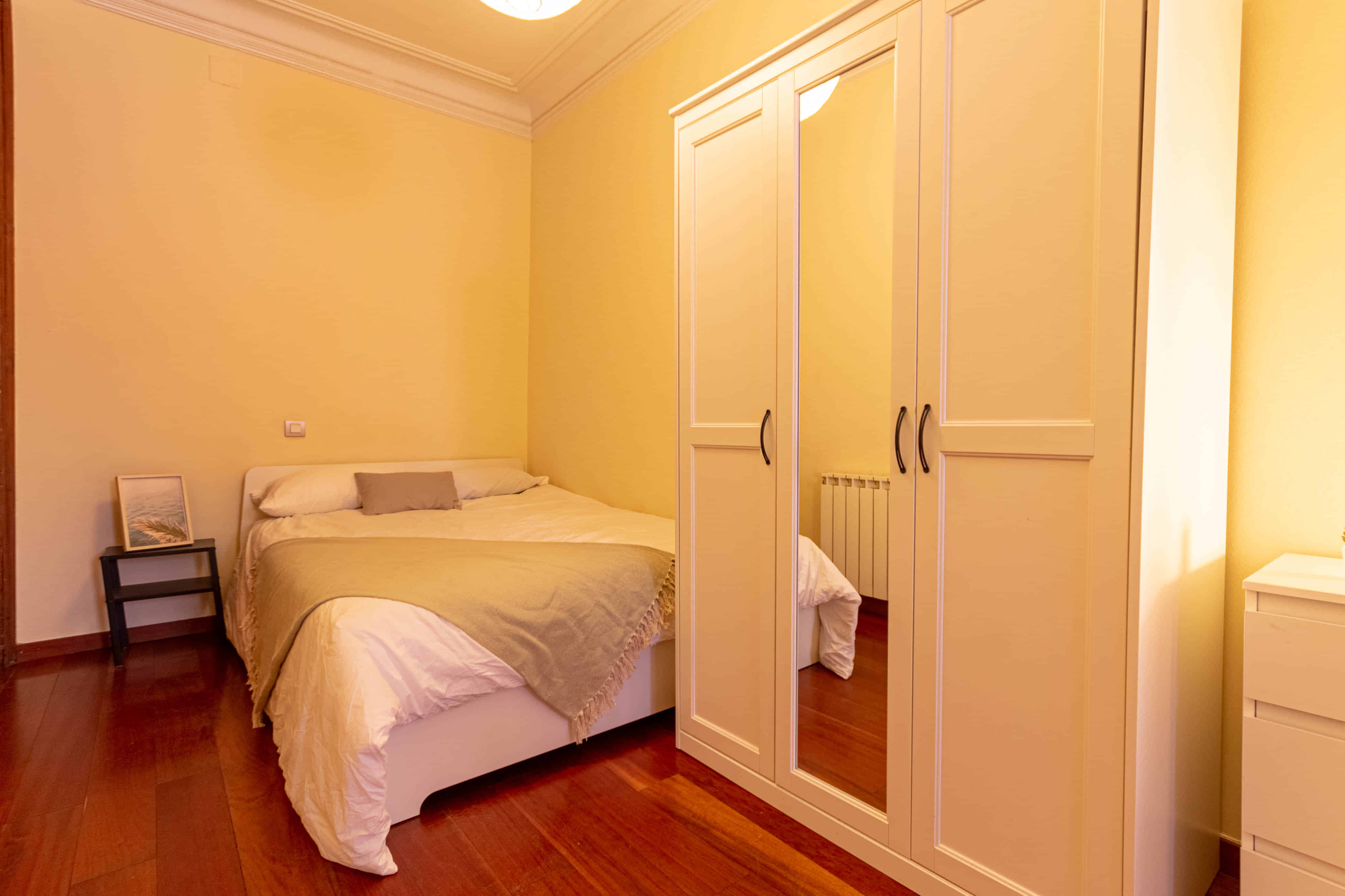 Bathroom?w=400&h=260&fit=crop&q=40&auto=format&trim=auto