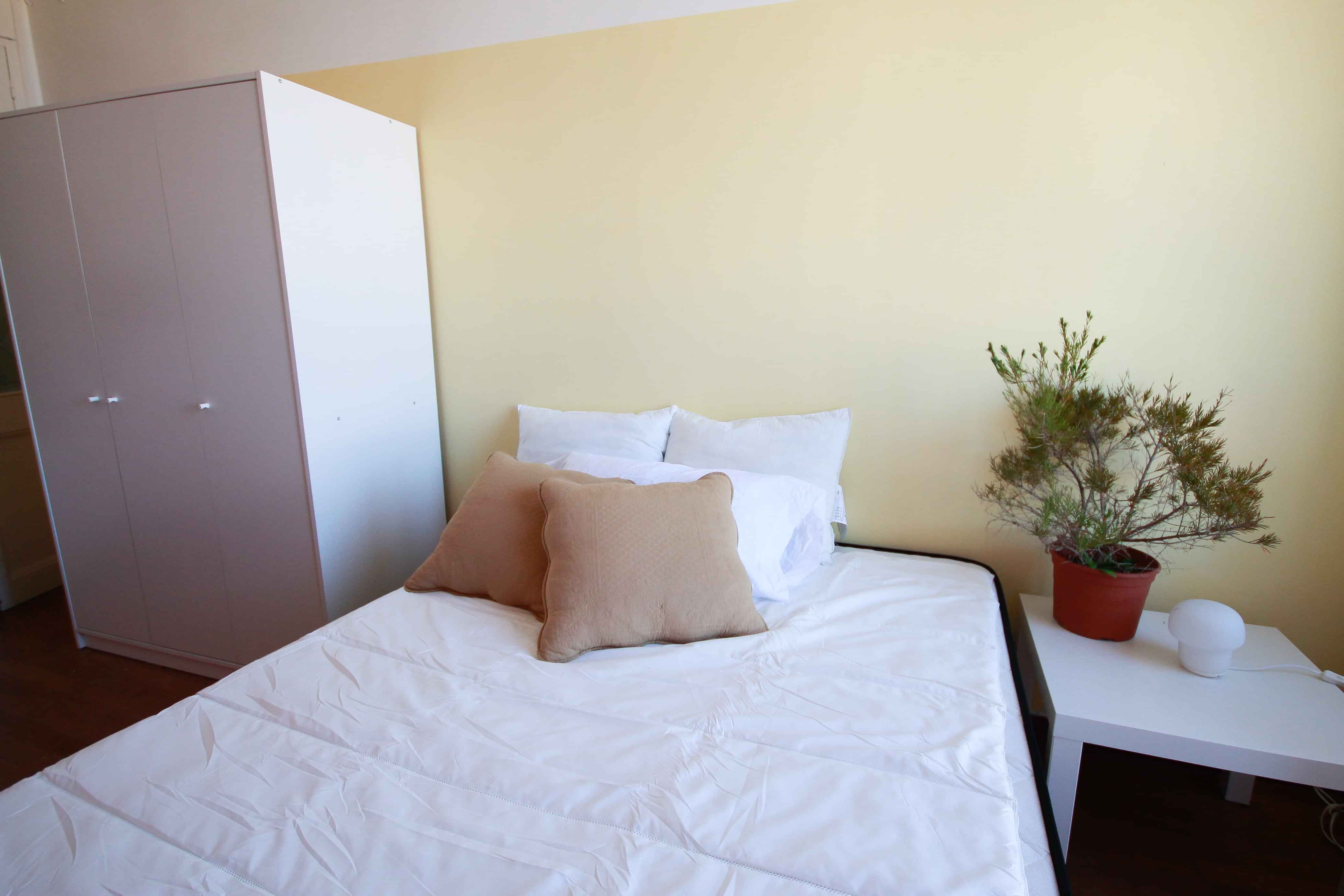 Exterior?w=400&h=260&fit=crop&q=40&auto=format&trim=auto