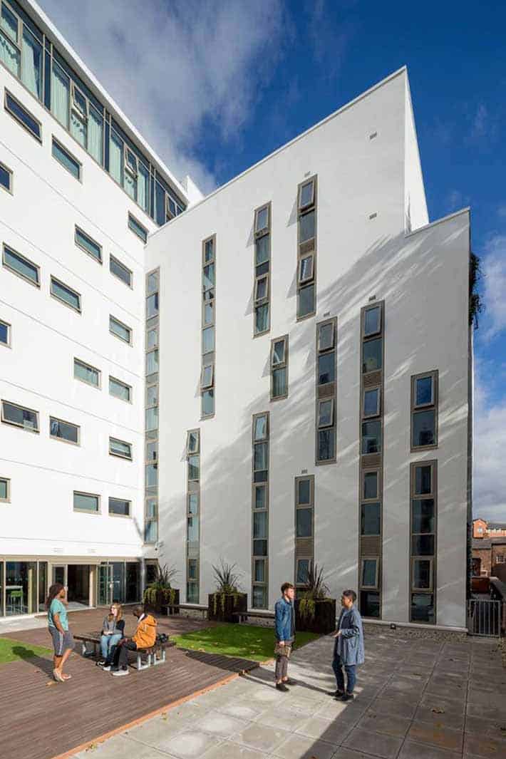 Exterior?w=400&h=260&fit=crop&q=40&auto=format&trim=auto