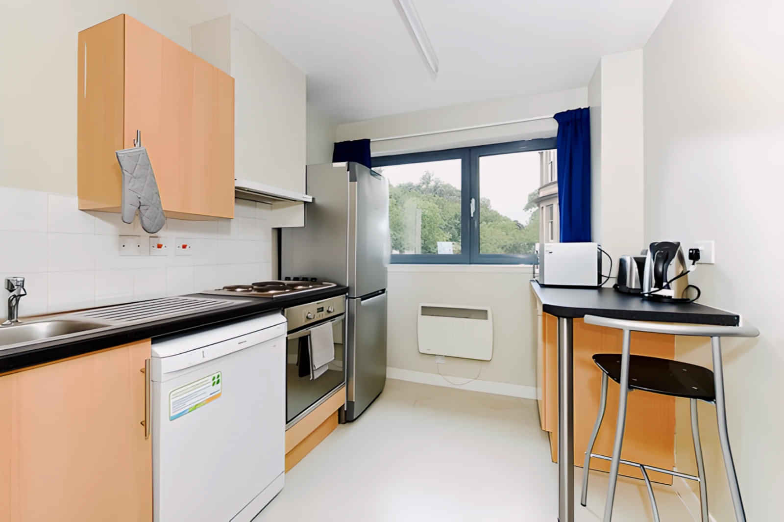 Common Area?w=400&h=260&fit=crop&q=40&auto=format&trim=auto