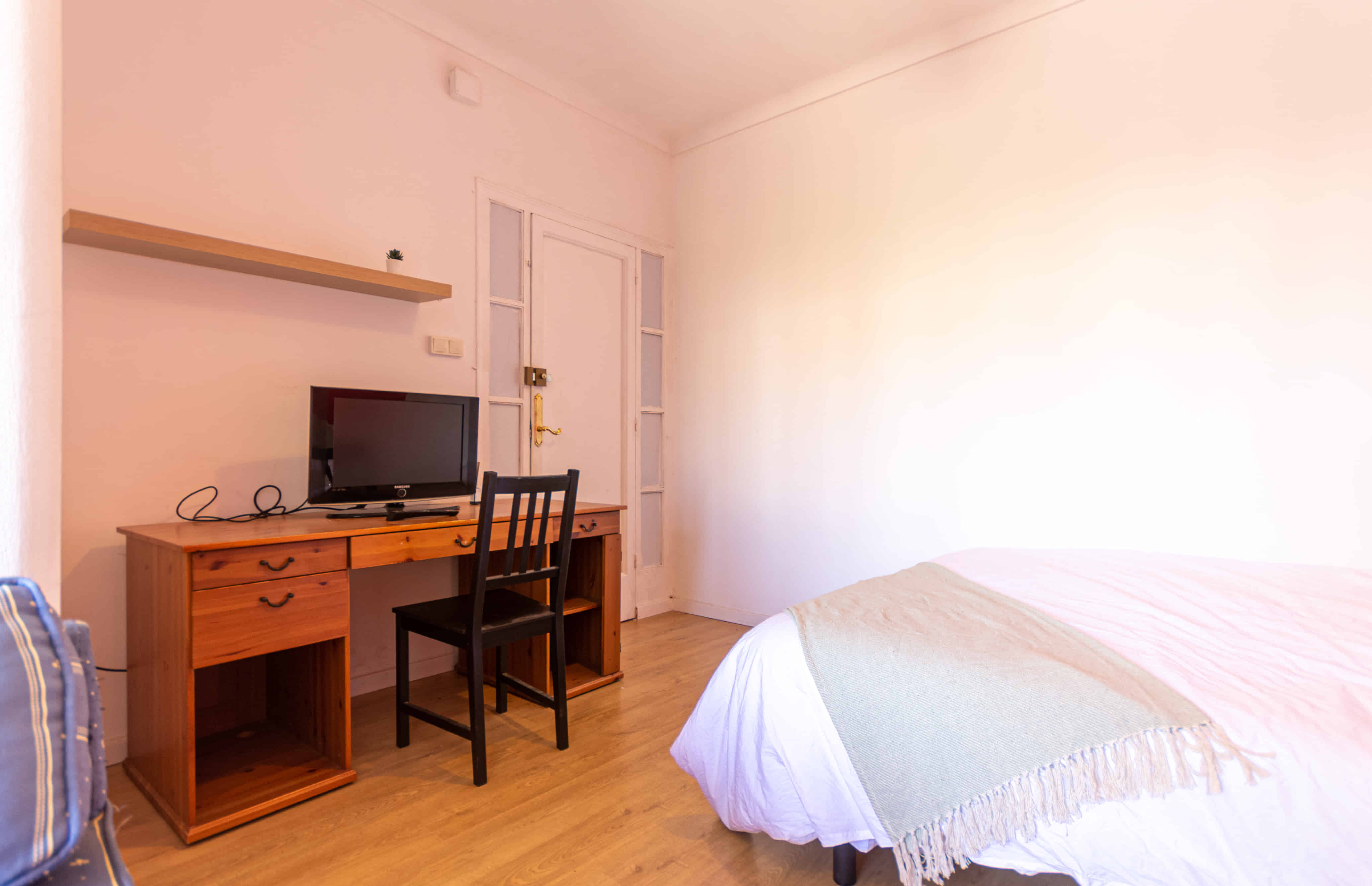 Bathroom?w=400&h=260&fit=crop&q=40&auto=format&trim=auto