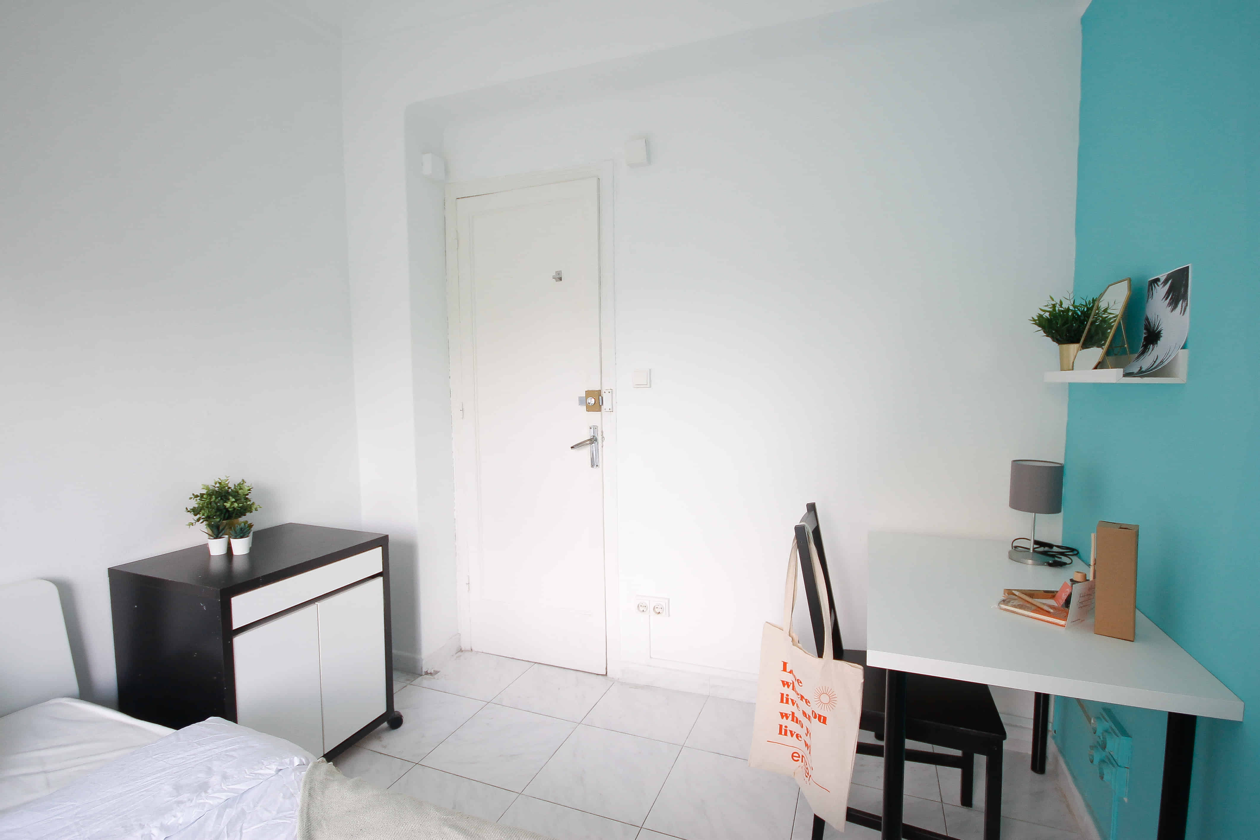 Bathroom?w=400&h=260&fit=crop&q=40&auto=format&trim=auto