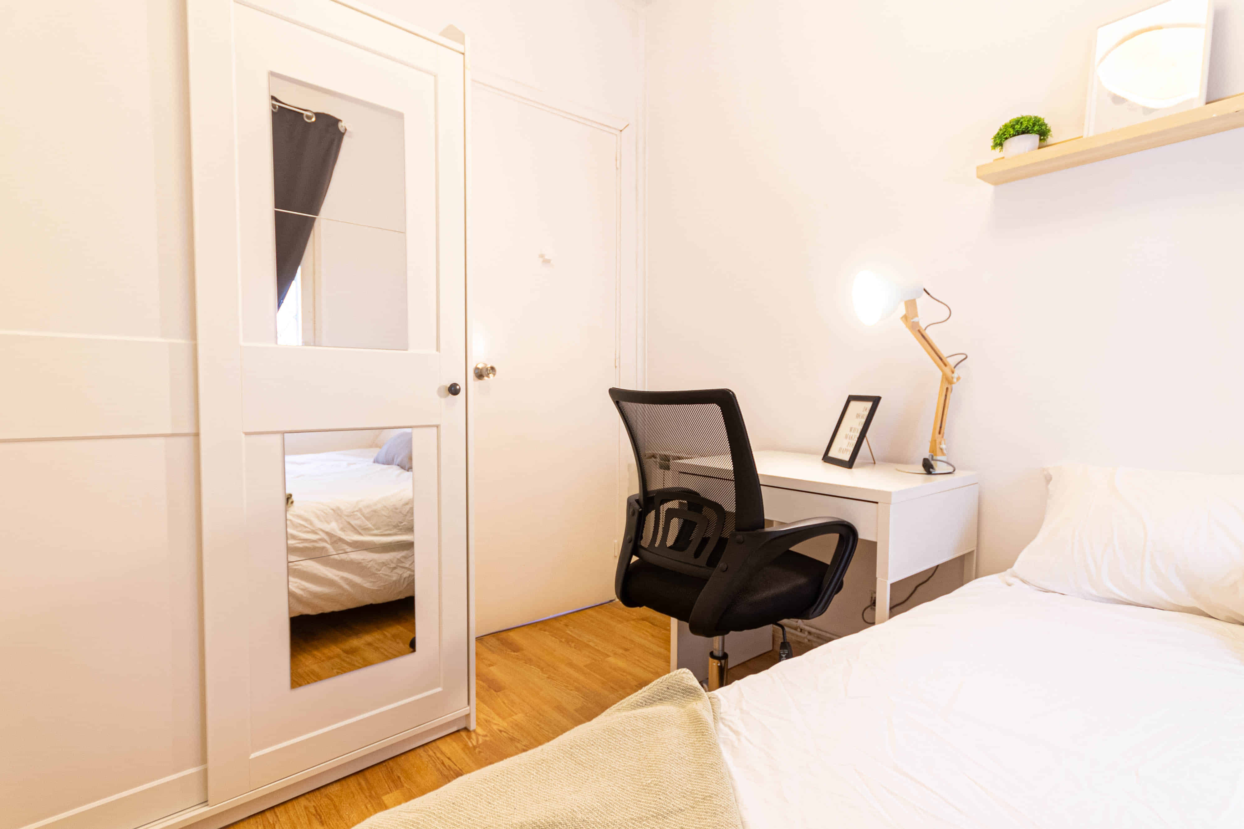 Bathroom?w=400&h=260&fit=crop&q=40&auto=format&trim=auto