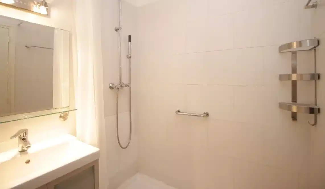 Exterior?w=400&h=260&fit=crop&q=40&auto=format&trim=auto