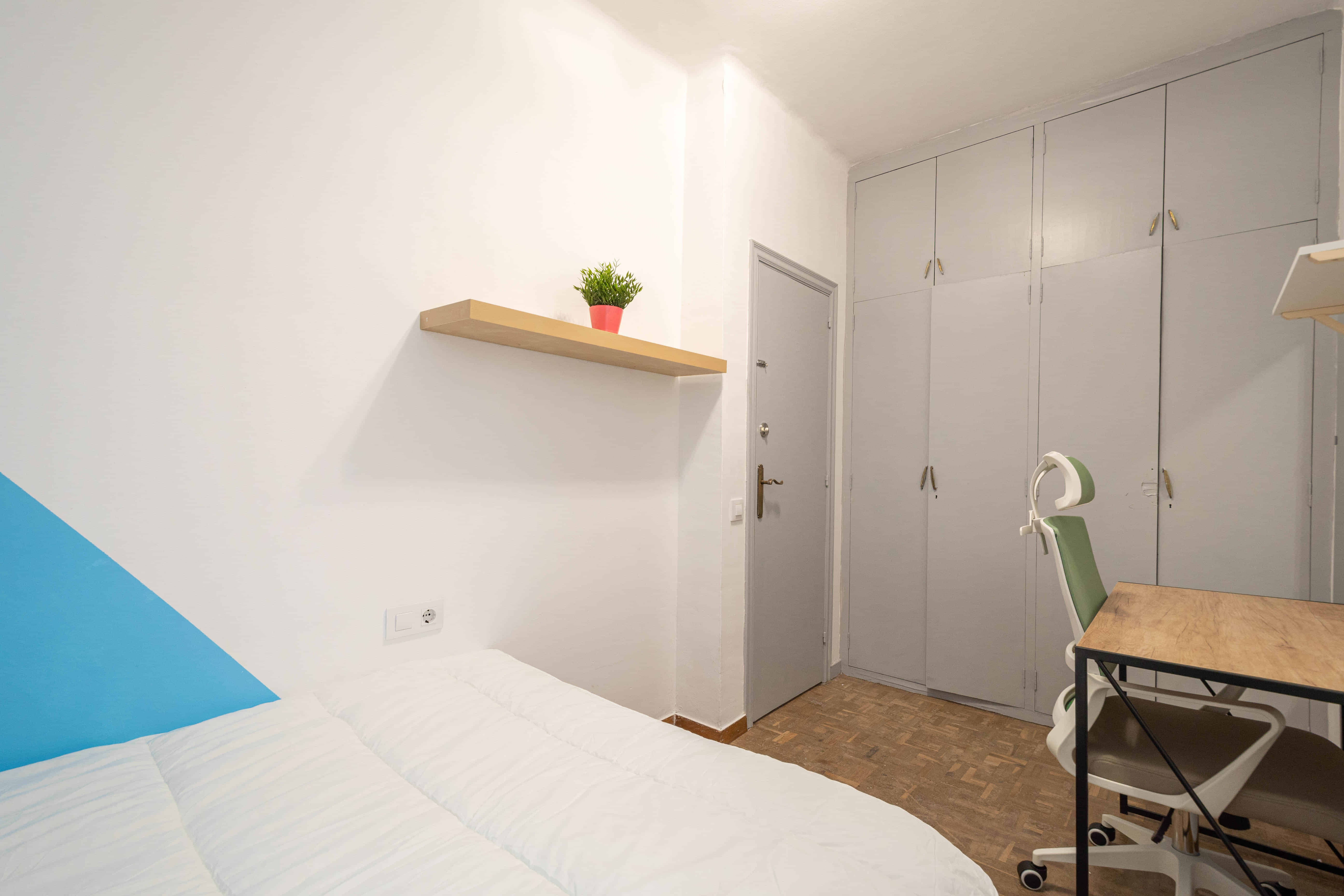 Bathroom?w=400&h=260&fit=crop&q=40&auto=format&trim=auto