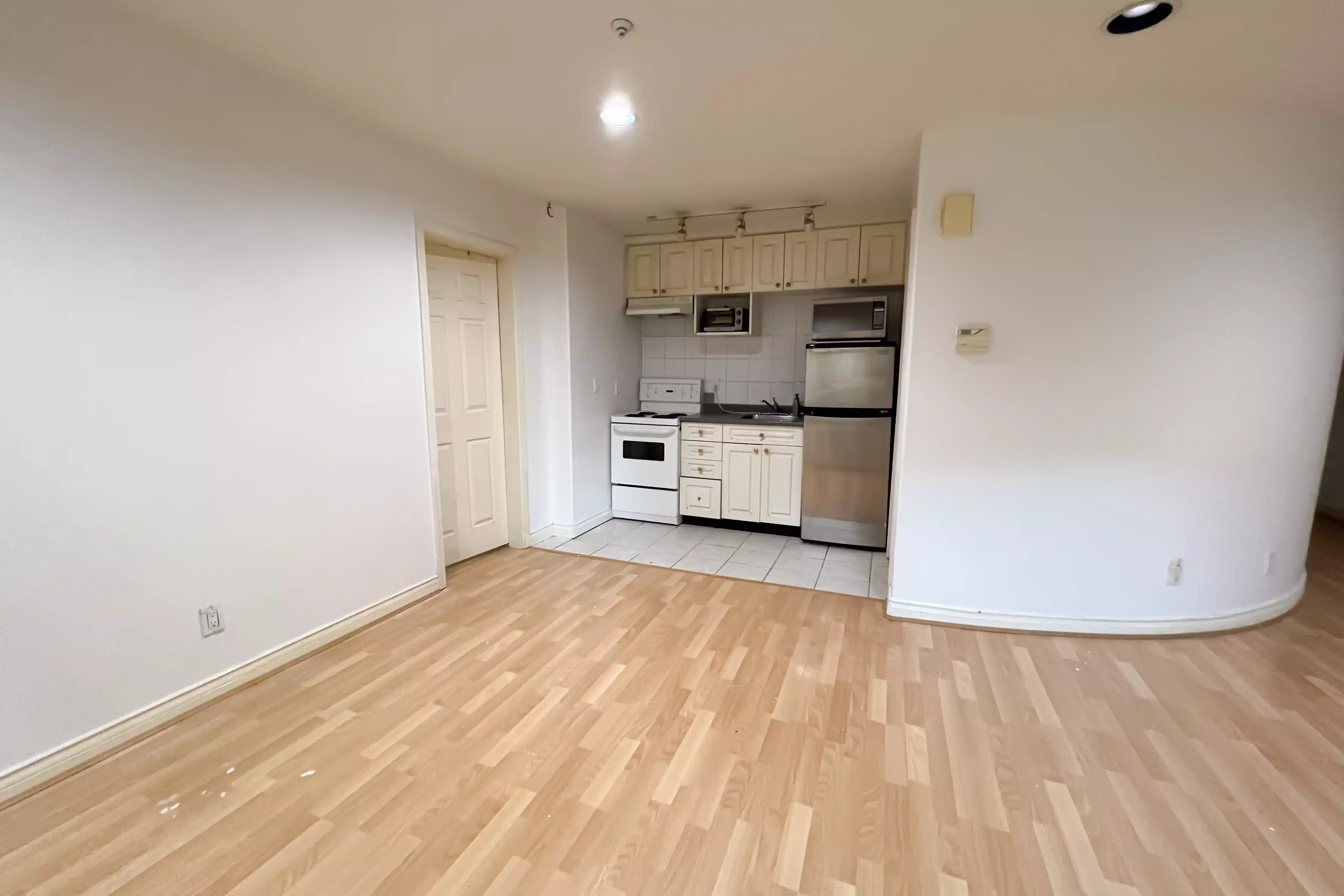 Exterior?w=400&h=260&fit=crop&q=40&auto=format&trim=auto