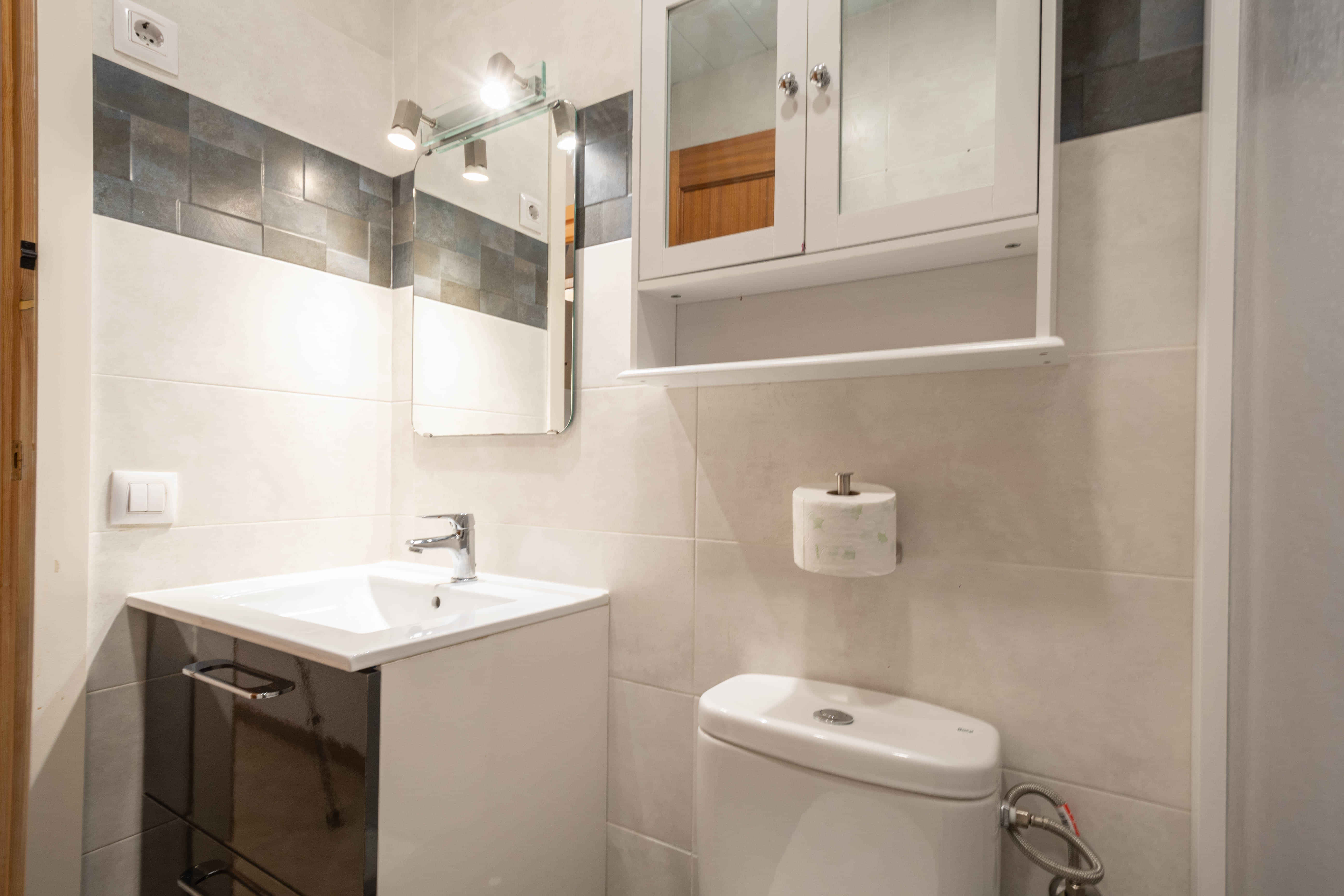 Passatge De Font 4 Bajos 2 L'Eixample, Barcelona - Barcelona, Spain - Bathroom