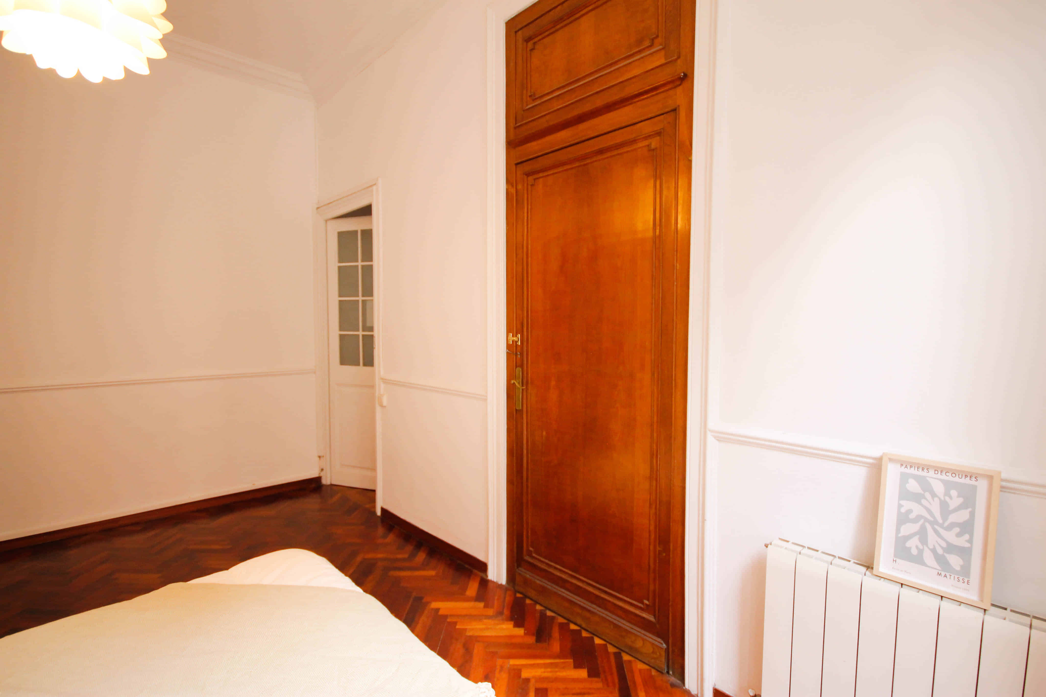 Bathroom?w=400&h=260&fit=crop&q=40&auto=format&trim=auto